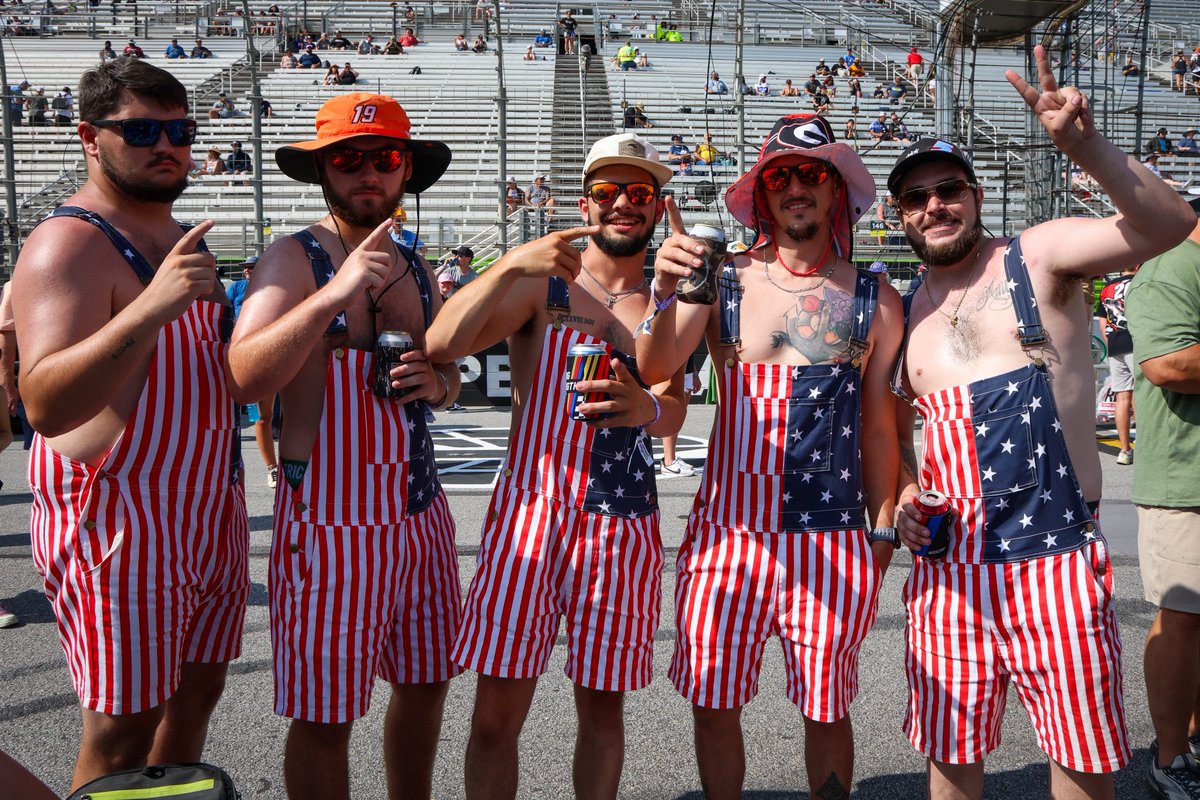 Rockin’ with Jet Black Roses. 😎🎸

#ATLNightRace | #QS400
