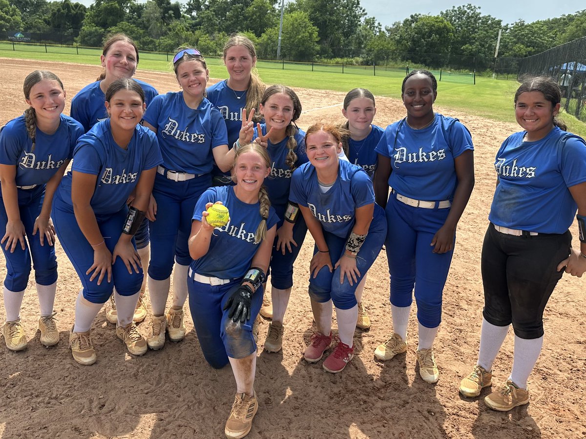 LadyDukesSoFlo's tweet photo. Dukes girls celebrating the Birthday gurl @LilyB2028 💙🤍and her long ball at the TC Saltwater 🥎🚀 🇺🇸 https://t.co/sFRlCb3K6J