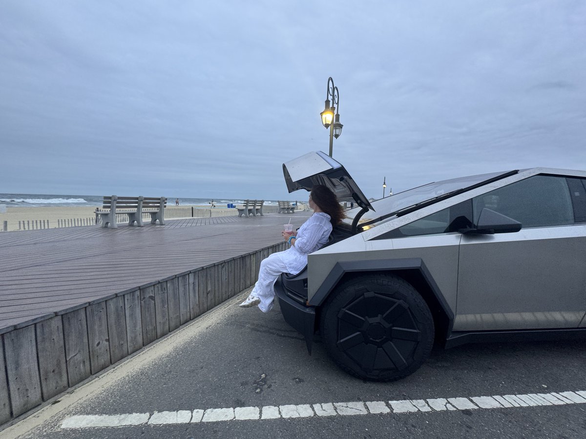 У моей богини сегодня ДР. Привез на океан