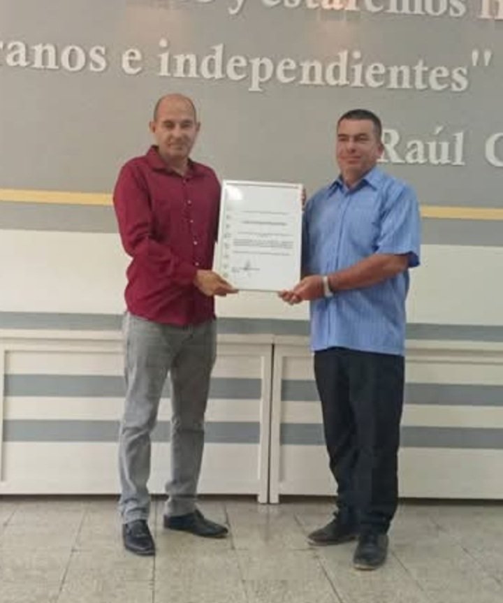 Desde la <a href="/univholguinera/">UniversidadHolguin</a> entregamos reconocimiento a la ONAT de Holguín en su 30 aniversario.  Felicidades #SomosUHo #EspacioParaCrecer