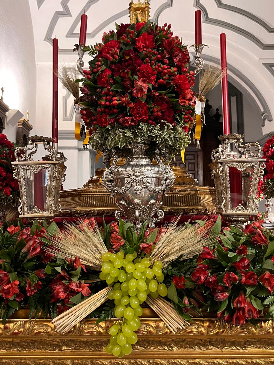 🌾 La carroza de Su Divina Majestad, preparada para la Procesión de Minerva en esta jornada dominical

🌹 Luce exornada con astromelias, claveles, clavellinas, margaritas, hipéricum, rosas de pitiminí y pitosporum rojos

#cofradíasMLG