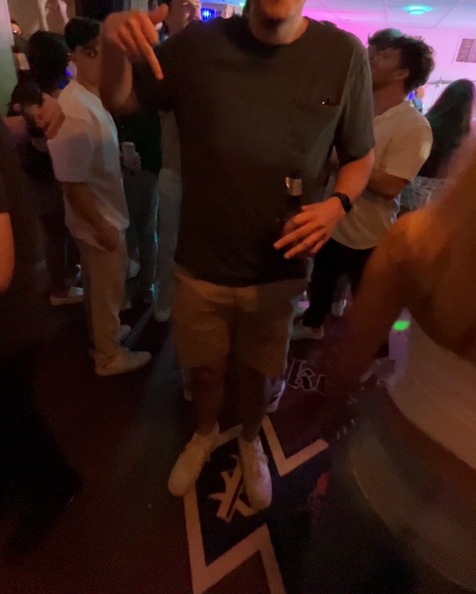 dartboarddd's tweet image. Wearing shorts AND disrespecting the Parker House crest? Holy fuck kill this guy #WhiteBoySummer