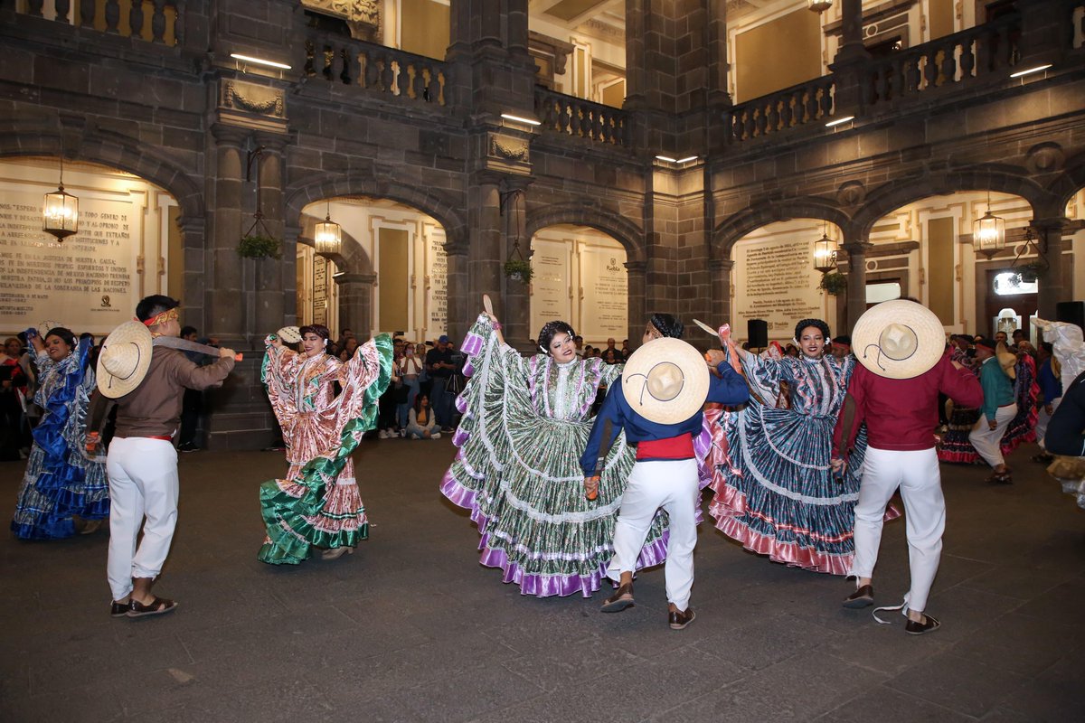 #Puebla 🗣️ Presenta IMACP agenda cultural para fin de semana

El sábado 28 de junio, las actividades inician en el Zócalo con el Taller de Modelado en Barro, una experiencia artística para toda la familia, que se realizará de 11:00 a 16:00 horas. 

Por la tarde, a las 18:00
