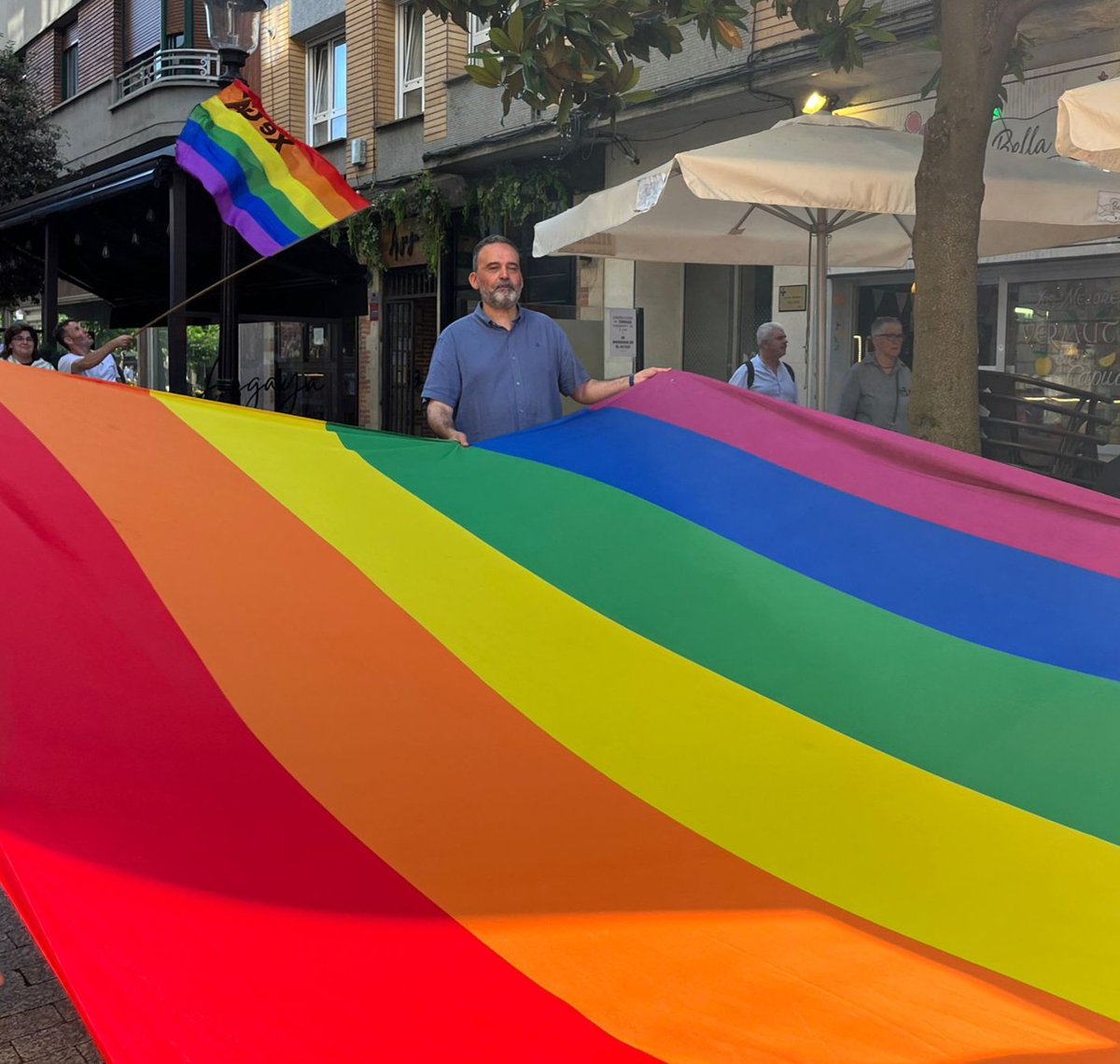 "Libertad no conozco sino la libertad de estar preso en alguien
cuyo nombre no puedo oír sin escalofrío;
alguien por quien me olvido de esta existencia mezquina
por quien el día y la noche son para mí lo que quiera..."
Un día para recordar a Luís Cernuda.
