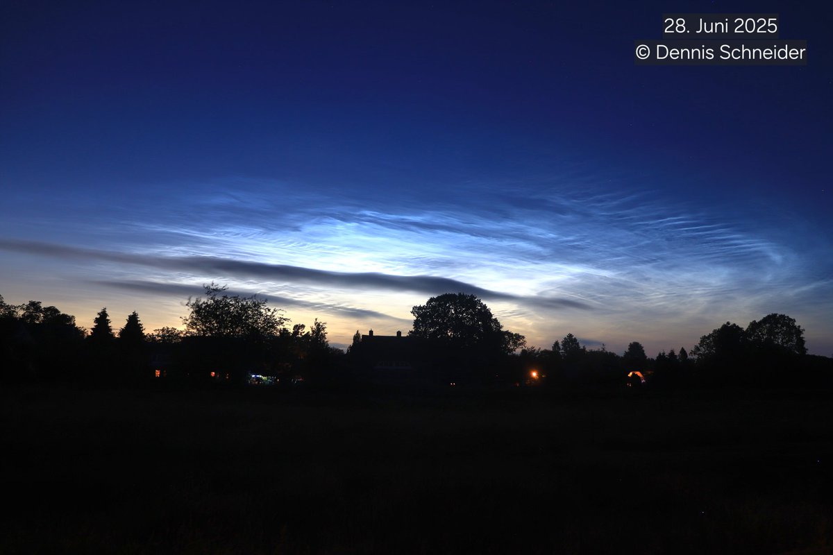 28. Juni 2025: Helles #NLC Display über #Prerow auf dem #Darß, aufgenommen gegen Mitternacht. #LeuchtendeNachtwolken