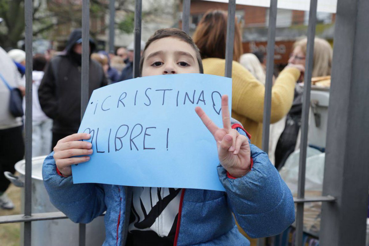 Juan Debandi (@jdebandi) on Twitter photo En la Plaza de #Caseros nos unimos en un solo abrazo, como en tantos lugares de nuestra Argentina. Porque Cristina es el pueblo, porque es inocente y porque no vamos a dejarla sola. Seguimos caminando juntos, con amor y esperanza, por el país que soñamos. #ArgentinaConCristina En la Plaza de #Caseros nos unimos en un solo abrazo, como en tantos lugares de nuestra Argentina. Porque Cristina es el pueblo, porque es inocente y porque no vamos a dejarla sola. Seguimos caminando juntos, con amor y esperanza, por el país que soñamos. #ArgentinaConCristina