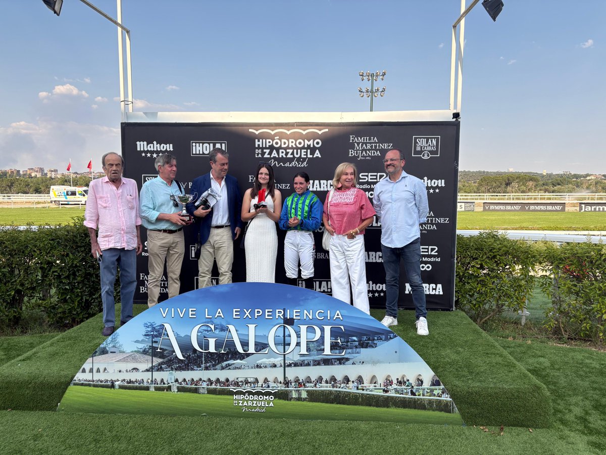 SILA GRECA (Al Wukair) fue el ganador del Premio EL SEÑOR (1977/1978) patrocinado por <a href="/marca/">MARCA</a> del sábado 28 de junio.🥇

Enhorabuena a la Cuadra Celso Méndez, al preparador Manuel Álvarez y a la jockey <a href="/DenisaSikorov4/">Denisa Sikorová</a> 

Entregó el trofeo D. Emilio Contreras, Director Adjunto de