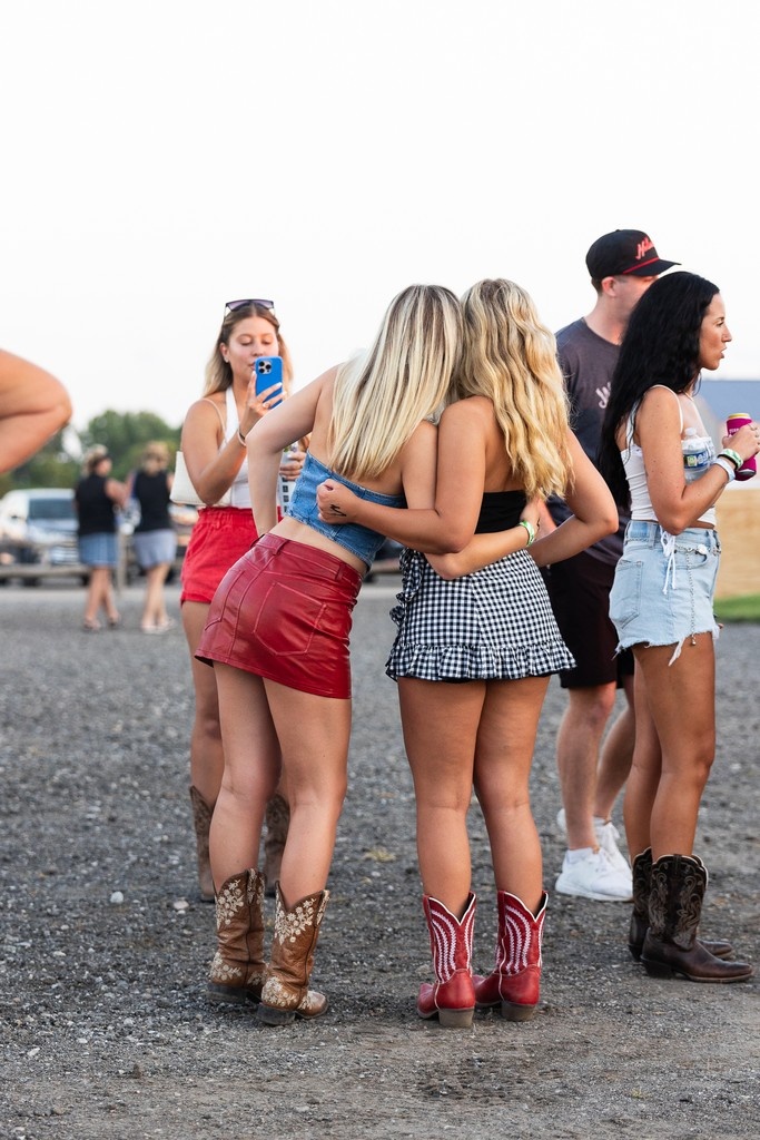 Countrydrvelive's tweet photo. The sun’s going down soon, but the party’s just getting started 🌅🎶

The big stage opens at 6:00, and Treaty Oak closes us out tonight - Grab a drink, grab your crew, and let’s go 🔥

#CountryDriveMusicFest https://t.co/iztxnFPWec