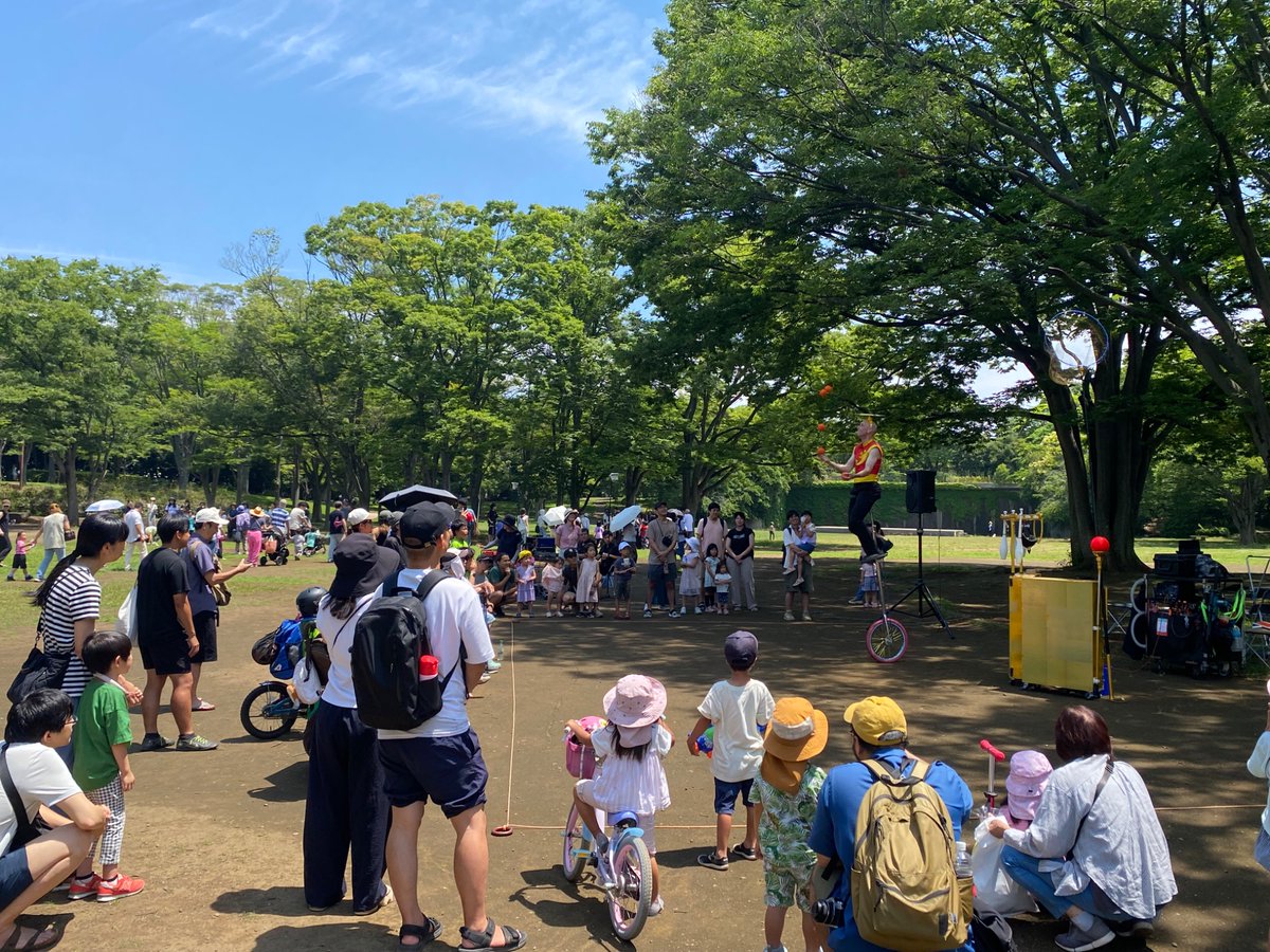 🎪【Milkoさんのパフォーマンス！】
一輪車の上で繰り広げられる超絶バランス＆ジャグリング！
子どもたちも夢中で見上げる、爽やかな笑顔と技の数々✨
本日も本格派パフォーマーが次々登場します！お楽しみに！

#茅ヶ崎大道芸フェスティバル #Milko #大道芸 #ジャグリング #茅ヶ崎イベント