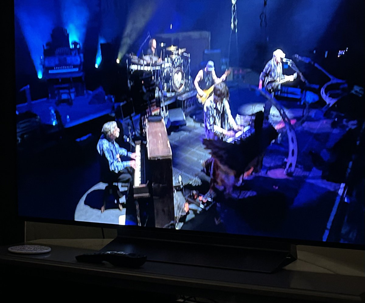 Like a hurricane… I’m blown away. Neil Young blowing every other musician out of the water at Glastonbury. Youngsters.. this is how you rock. Noel Gallagher summed it up perfectly.  If you don’t like Neil Young, you’re a fu**ing idiot