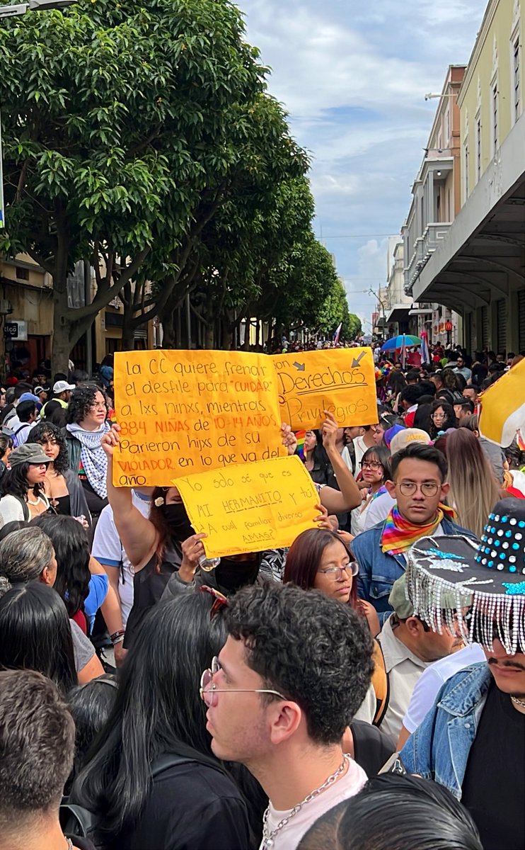SaraCurruchich's tweet image. Mi corazón con las miles de personas que caminaron en Guatemala celebrando la diversidad y al mismo tiempo exigiendo el respeto a los derechos de las personas #lgbti  en un país donde la violencia y el odio mantan cada año a decenas de personas por el simple hecho de amar.