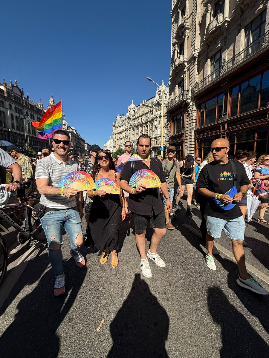 Malgrat la prohibició del govern d'Orbán, avui hem estat aquí. Som moltes i no farem ni un pas enrere! ✊
Defensem l’Orgull 🌈 Defensem els drets i la llibertat!
#BudapestPride #OrgullLGBTI #Llibertat #DretsHumans #Pride2025