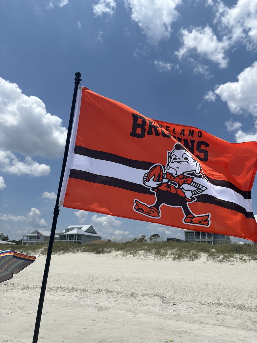 CoachKelly22's tweet image. Flying my @Browns flag proudly, met a cool dude who’s a friend of my favorite Browns Player #77 today at North Myrtle Beach. Thanks for telling Wyatt Teller @carlyteller hello! Go Dawgs!