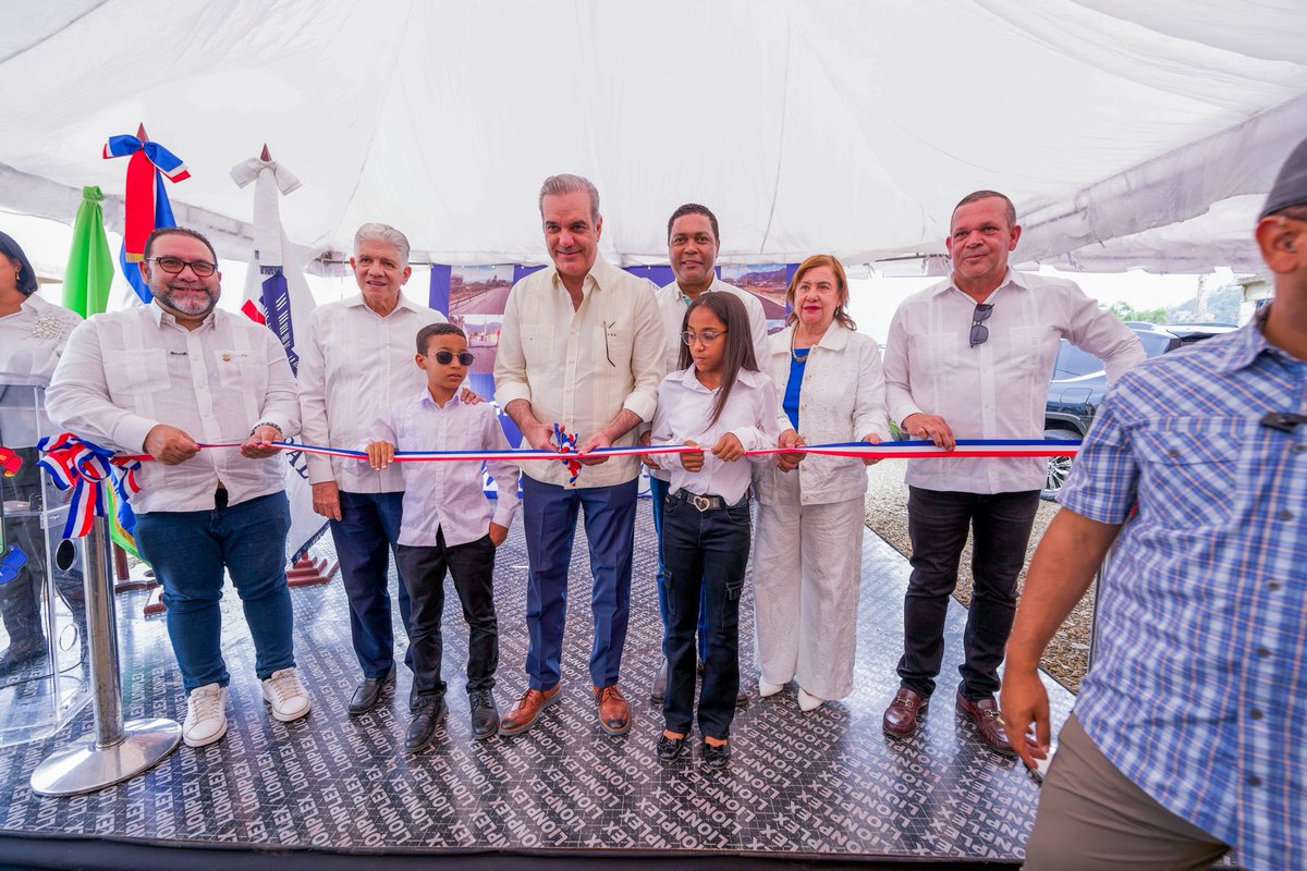 Víctor D'Aza (@victordazat) on Twitter photo ¡Constanza se sigue transformando 🇩🇴💙!
Hoy estuve junto al Presidente <a href="/luisabinader/">Luis Abinader</a> en la inauguración de varios proyectos de asfaltado de la Liga Municipal en el municipio de Constanza. Con pequeñas obras, seguimos haciendo grandes cambios. ¡Constanza se sigue transformando 🇩🇴💙!
Hoy estuve junto al Presidente <a href="/luisabinader/">Luis Abinader</a> en la inauguración de varios proyectos de asfaltado de la Liga Municipal en el municipio de Constanza. Con pequeñas obras, seguimos haciendo grandes cambios.