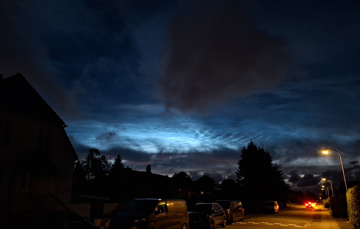 Might be noctilucent cloud