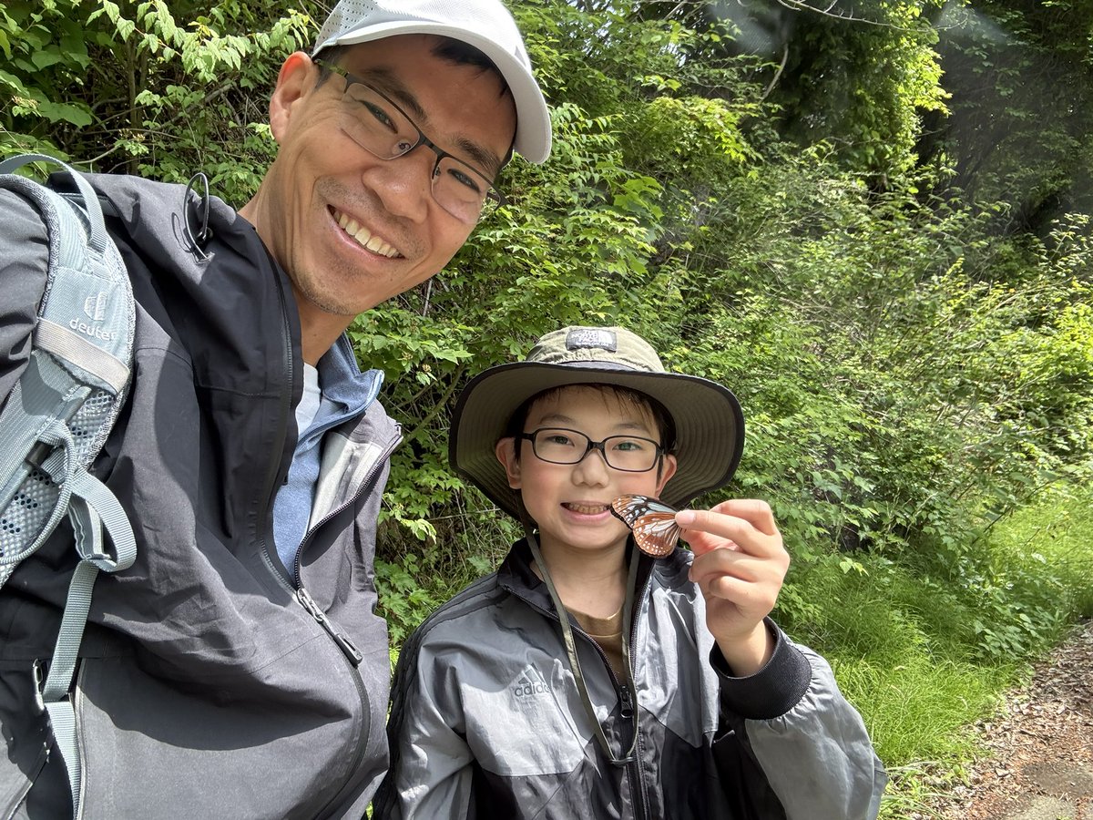 Dr_Akito's tweet image. Very fun few days with Jo Nagai, the wunderkid of Japanese entomology. We spent time looking for butterflies and moths! My dad did this with me - it’s nice to help the next generation. We went to the Japanese bug hotel!