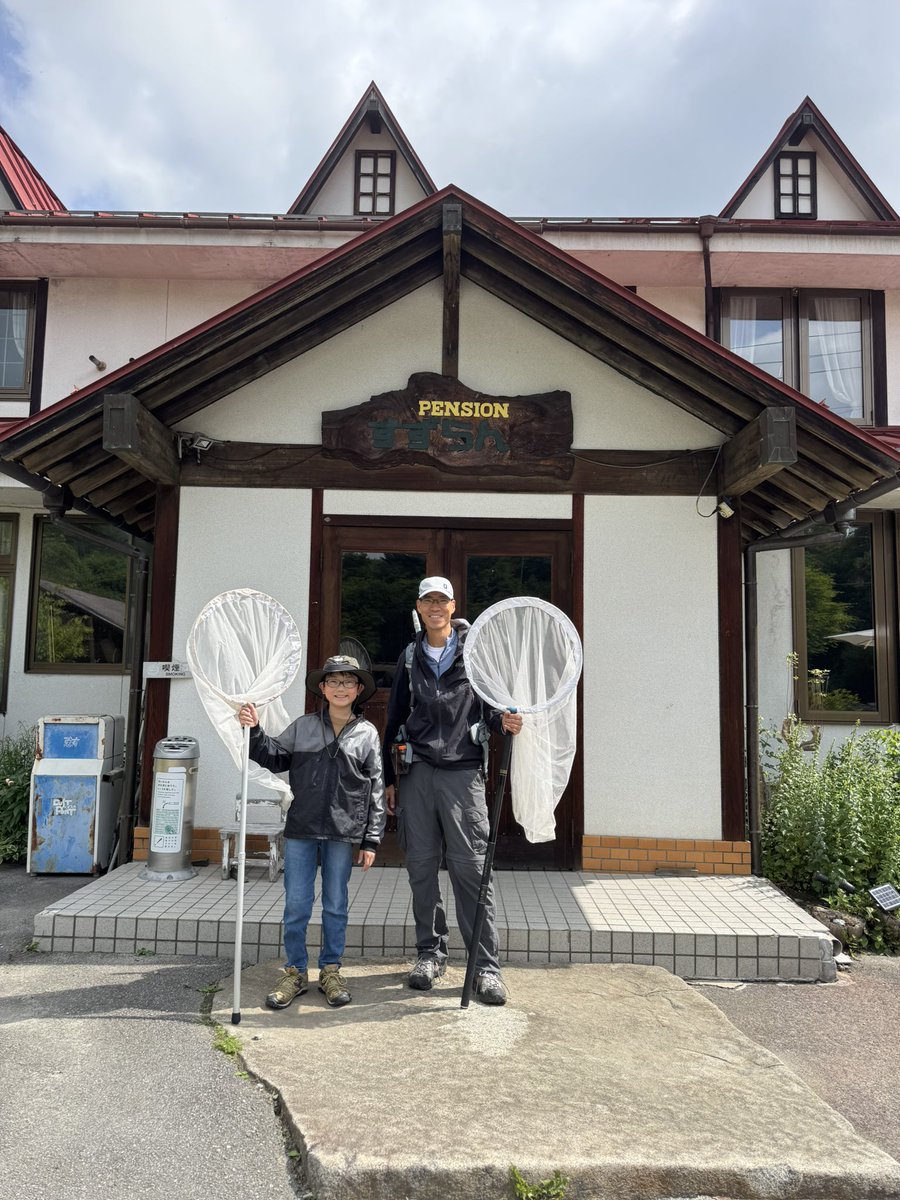 Dr_Akito's tweet image. Very fun few days with Jo Nagai, the wunderkid of Japanese entomology. We spent time looking for butterflies and moths! My dad did this with me - it’s nice to help the next generation. We went to the Japanese bug hotel!