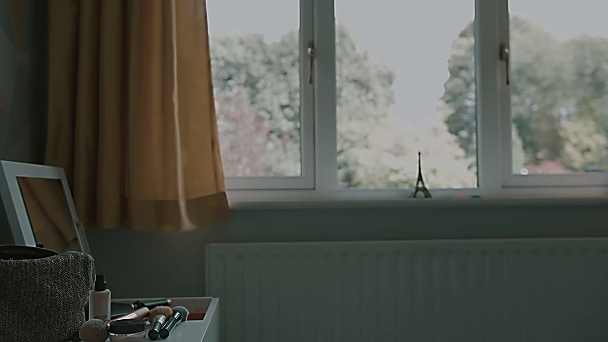 PinkAngel2022's tweet photo. #DW2012 Megan Williams Bedroom is Bedroom Goals

I love the hints yellow, reminds me of the colour of regeneration energy [if that was intentional or not].

#MeganWilliams #DynamicWorks2012 #MeganShirley #DoctorWhoFanFilm #DoctorWhoFanSeries #DoctorWho @DW2012_ @meg_h_s https://t.co/xsT5hnwYAn