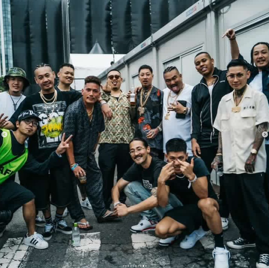 おっ集合写真撮ってるやんけ混ざったろ！って映り込んだらメンツがメンツ過ぎて後日オタク混入罪で死刑になった。