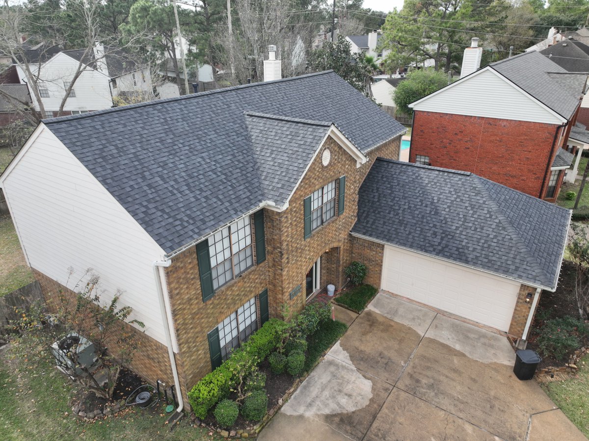 CraddockRoofing's tweet photo. Protect your family with a durable roof! 🏠 Craddock Roofing delivers lasting craftsmanship. We focus on every detail with our experienced team. 🔨 What matters most in a roofing contractor? 🤔 #CraddockRoofing #RoofingExperts #QualityCraftsmanship #RoofingContractor https://t.co/SiAef9zuYC