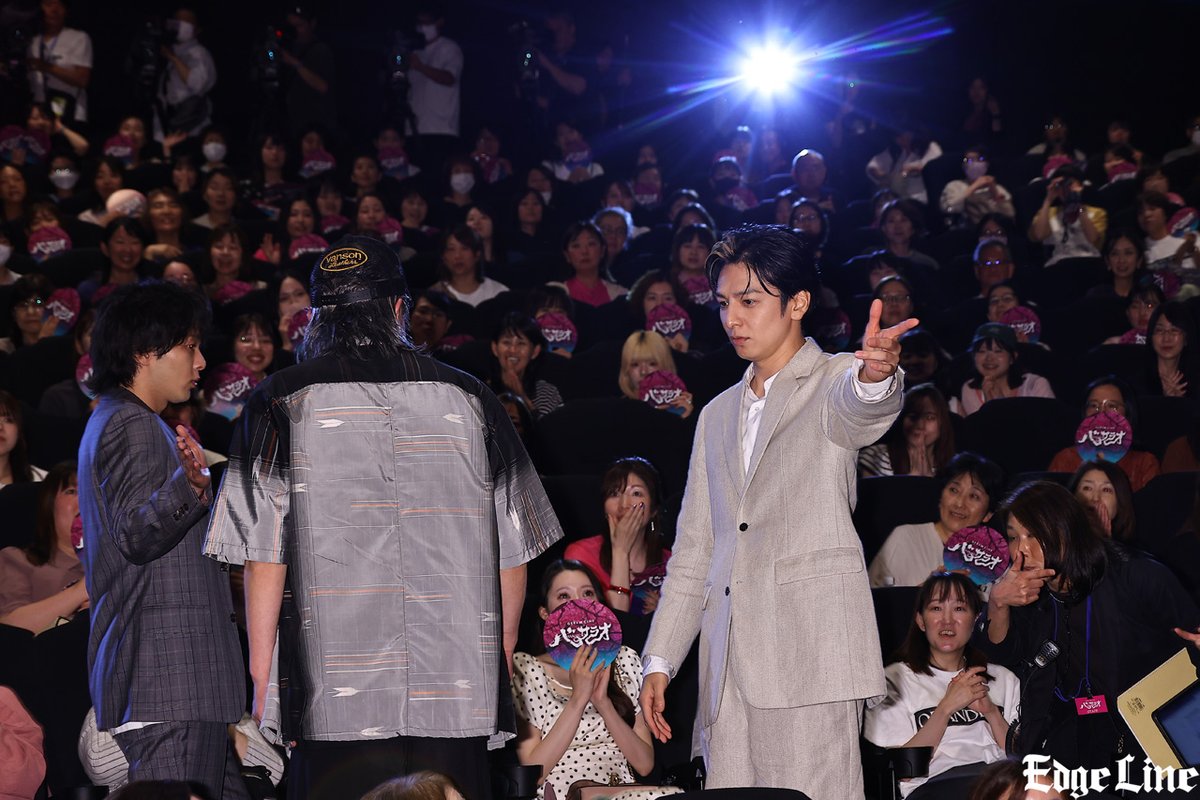 edgelinetokyo's tweet photo. 中村倫也 ライトを受け輝く姿！生田斗真とゲキ×シネ『バサラオ』初日TV局へやりたい放題【写真30枚超追加】 https://t.co/2nOzqbqpXY 

中村、生田とも笑顔ショット多め
バックショット有
「勝手に喋るな！……このイジりがすきなんです」
#バサラオ https://t.co/OgmBrX4dlg