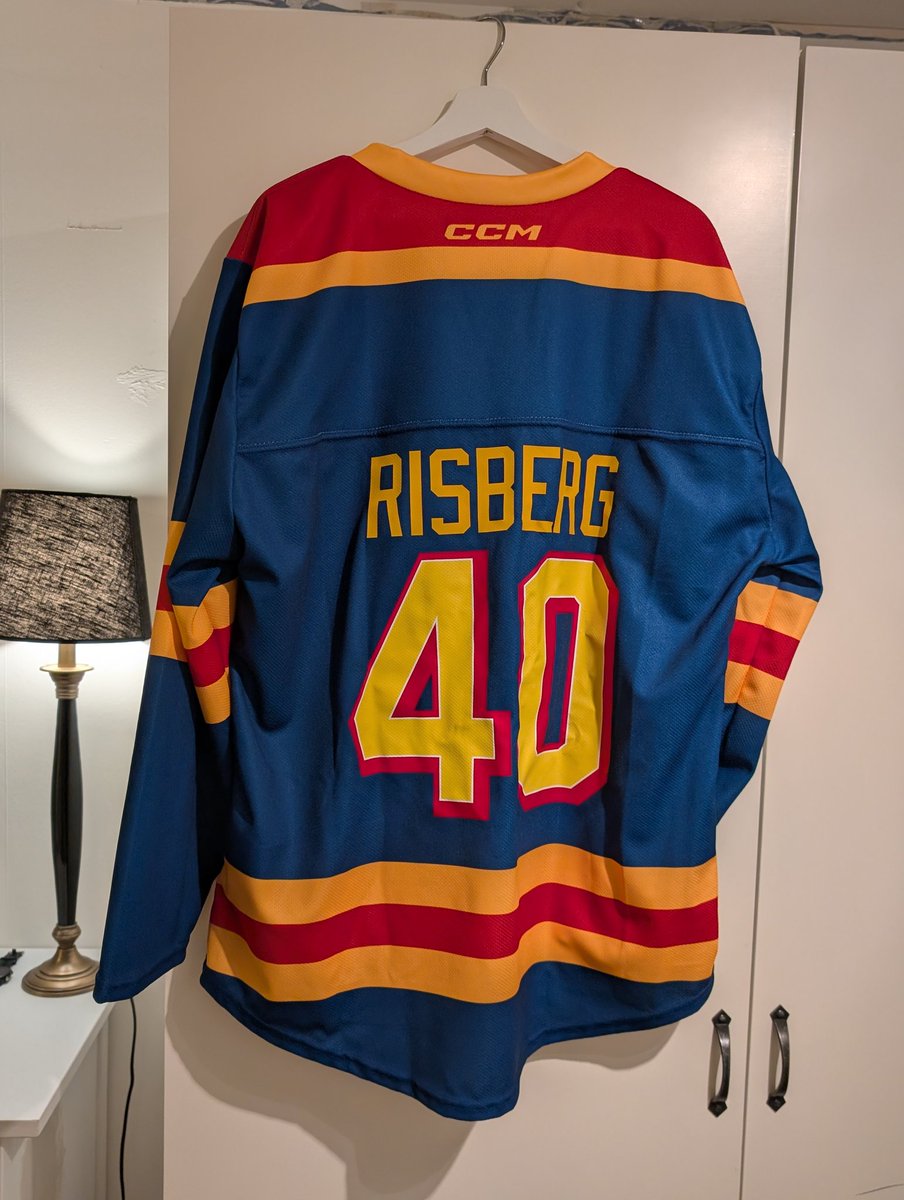 Fyller snart pissgammal (40). Men blir ändå överraskad av en nära vän med en ruggigt jävla fin present. Tusen, tusen jävla tack! <a href="/jerkerstenvall/">Jerker Stenvall</a> Du, Marre &amp; Abbe är bäst! 🟠🔴🔵 ❤️❤️❤️