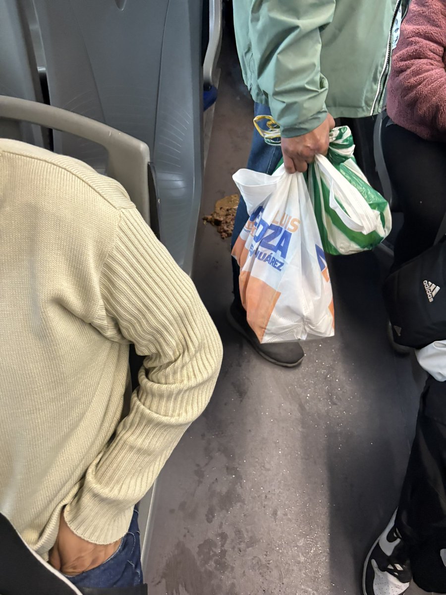 El <a href="/MetrobusCDMX/">Metrobús CDMX</a> núm: 2337 de la Línea 2 a Etiopía viene con un inconveniente… 

Parece que alguien se 💩 

🤢