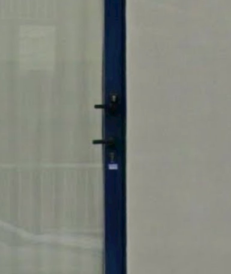 Σε πόρτα στα γραφεία του ΟΠΕΚΕΚΕ στο Ηράκλειο έχουν βάλει 2 πόμολα. Μη τύχει και μείνει κανένας δεξιός νηστικός μάλλον