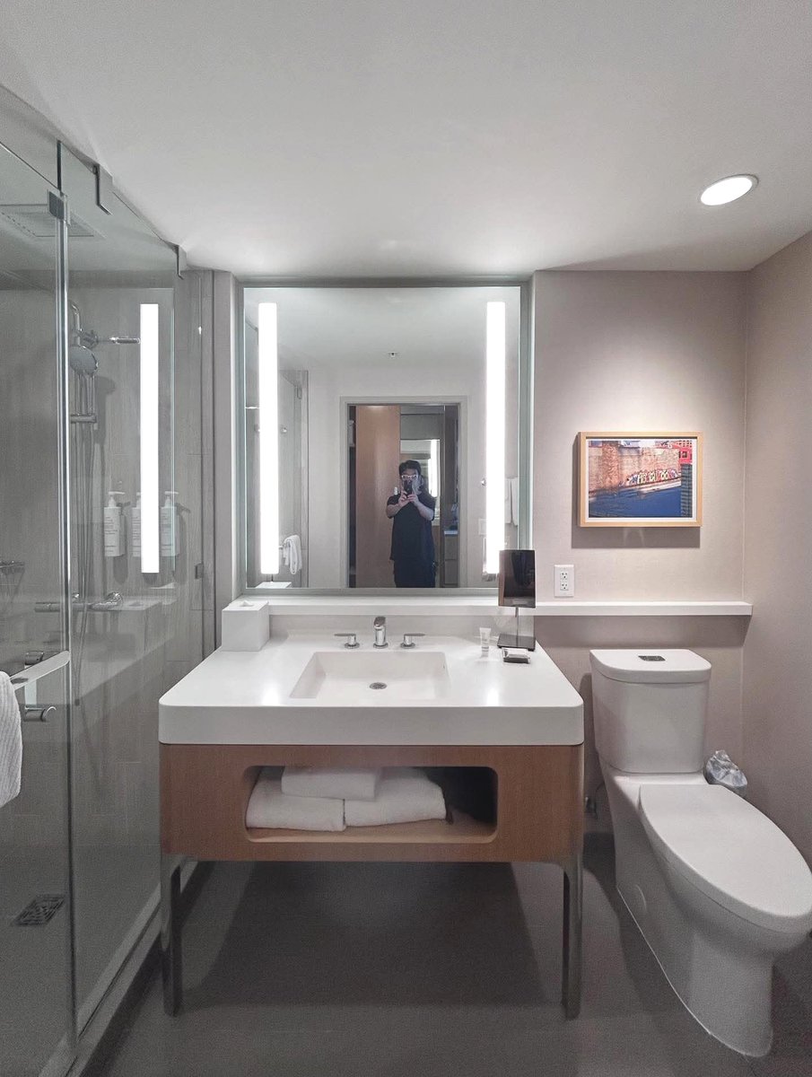 MoVernie's tweet image. Thank you @ustravelipw for the kind hotel accommodations arrangement @Marquis_Chicago.

Modern, clean, spacious hotel room for me to relax, work and have a comfy sleep.

#hotel #chicagohotels #MoVernie