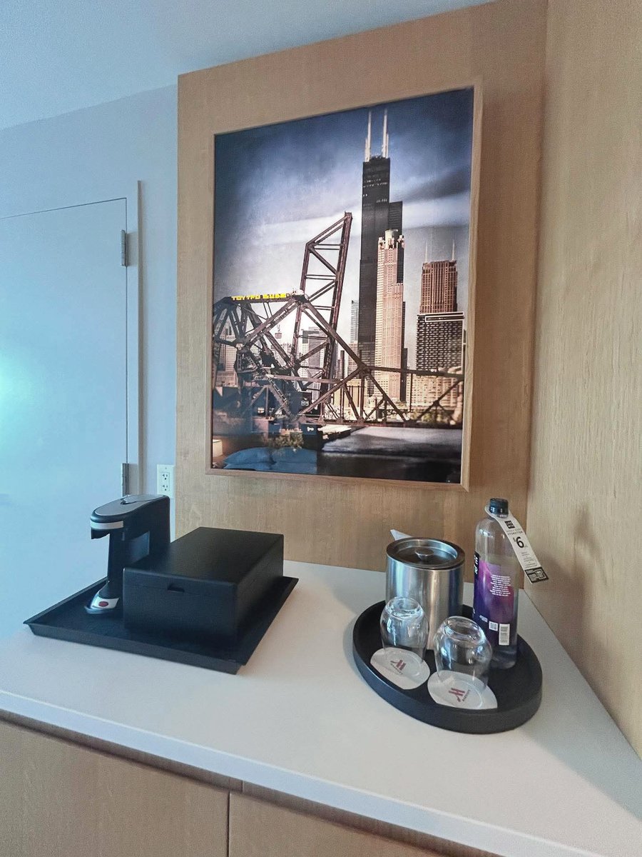 MoVernie's tweet image. Thank you @ustravelipw for the kind hotel accommodations arrangement @Marquis_Chicago.

Modern, clean, spacious hotel room for me to relax, work and have a comfy sleep.

#hotel #chicagohotels #MoVernie