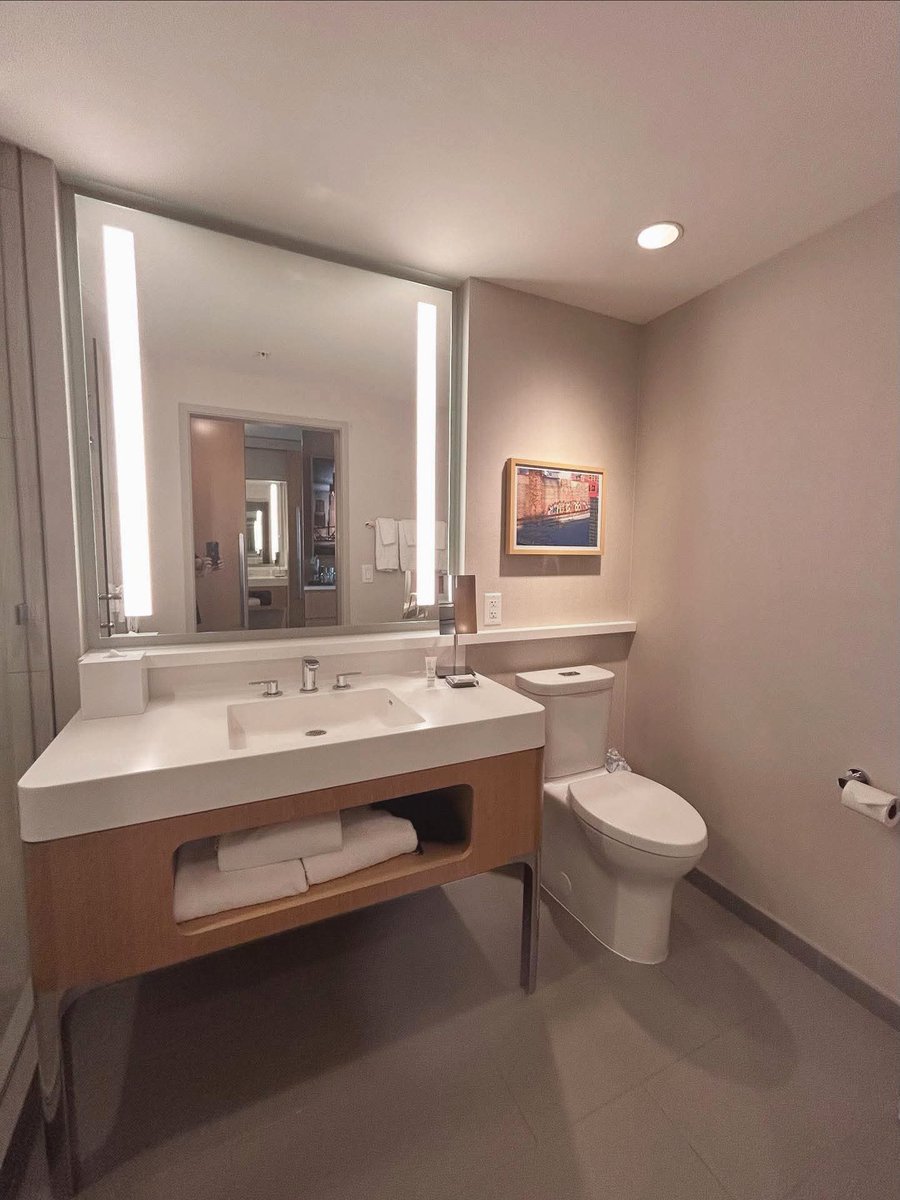 MoVernie's tweet image. Thank you @ustravelipw for the kind hotel accommodations arrangement @Marquis_Chicago.

Modern, clean, spacious hotel room for me to relax, work and have a comfy sleep.

#hotel #chicagohotels #MoVernie