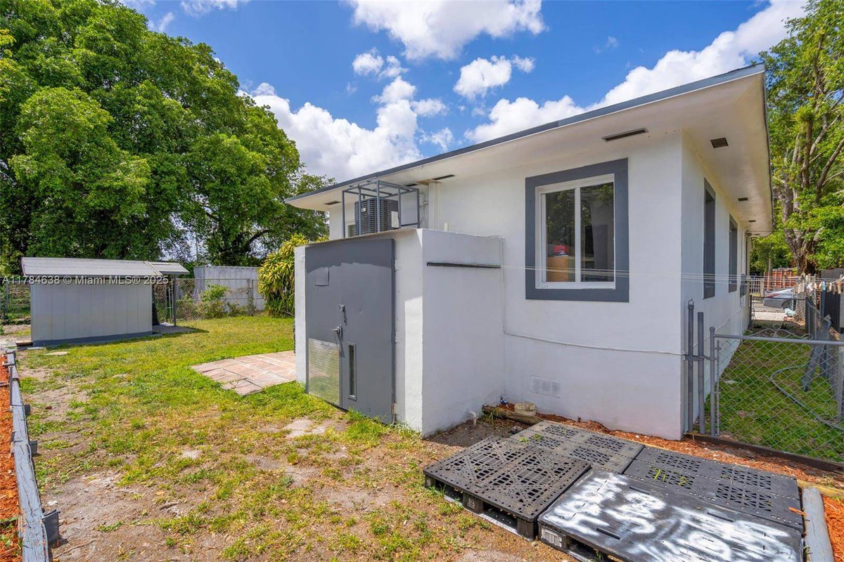 SidleRealtor's tweet photo. COMMERCIAL MIXED USE 
FOR SALE - $399,900
954 55 44 796

2930 NW 46 St, Miami, FL 33142 just hit the market!
Take a look at this awesome space: https://t.co/umeVYBvHUY https://t.co/dAwxqFeTR1
