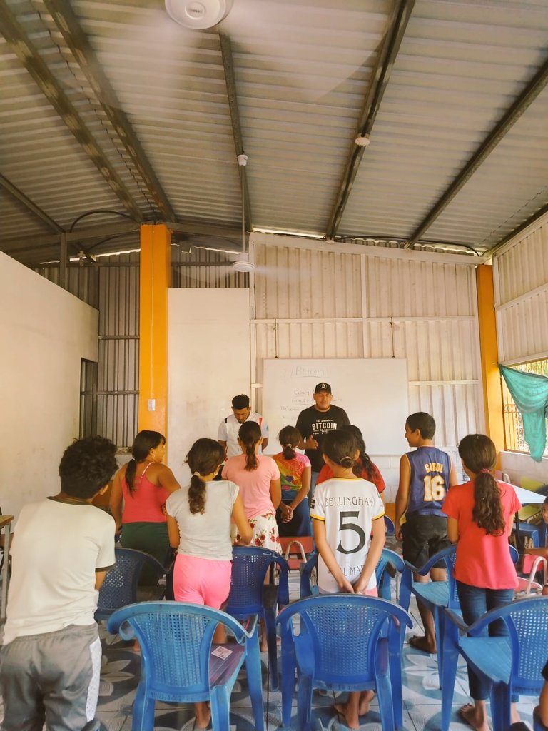 Bitcoinpirraya's tweet image. Today our children on Isla La Pirraya received lessons about Bitcoin, gave thanks to God, and had a class on Christian principles.
They received their meals, and also visited some local businesses.@Luis21satoshi