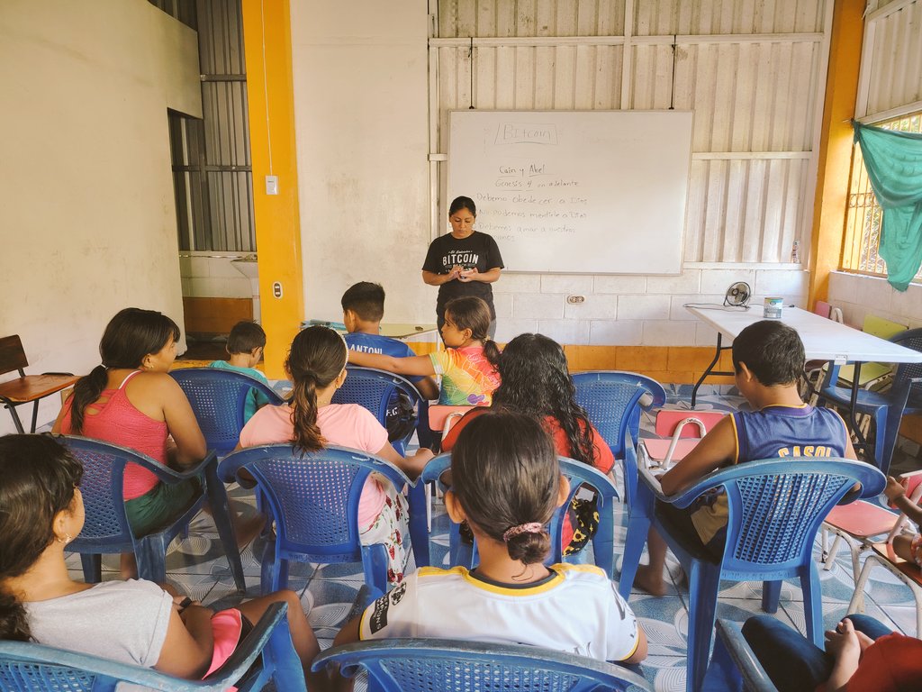 Bitcoinpirraya's tweet image. Today our children on Isla La Pirraya received lessons about Bitcoin, gave thanks to God, and had a class on Christian principles.
They received their meals, and also visited some local businesses.@Luis21satoshi