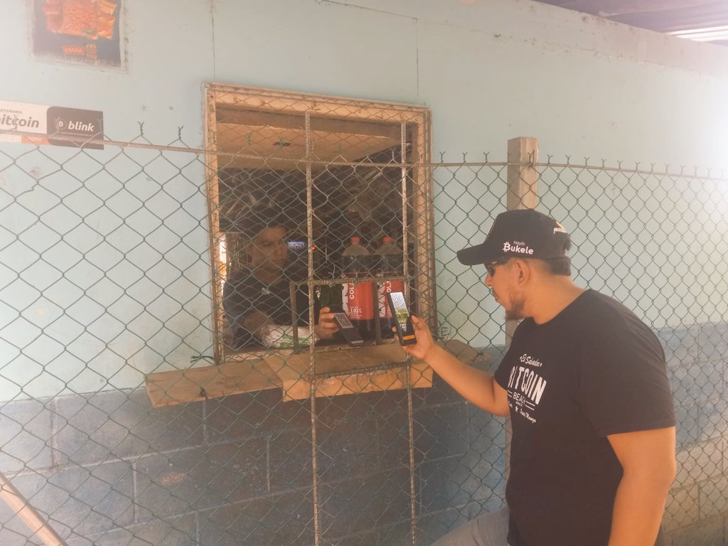 Bitcoinpirraya's tweet image. Today our children on Isla La Pirraya received lessons about Bitcoin, gave thanks to God, and had a class on Christian principles.
They received their meals, and also visited some local businesses.@Luis21satoshi