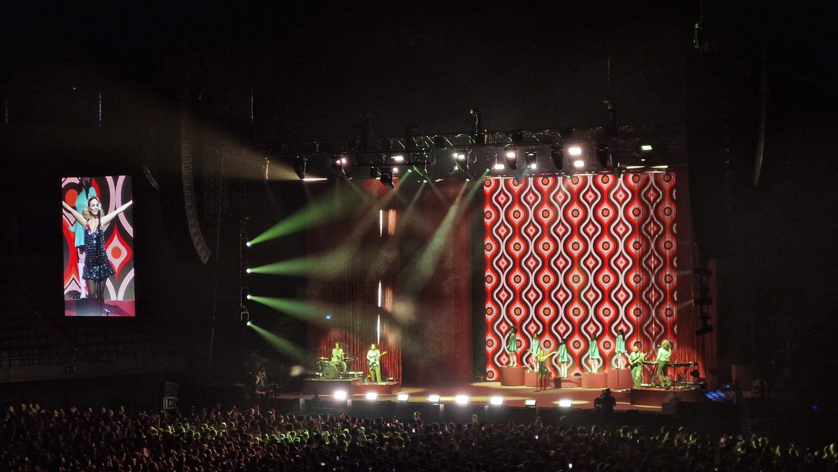 Palau Sant Jordi entregat a Rigoberta Bandini. Paula Ribó, coristes i músics ofereixen un espectacle amb una producció potent i una posada en escena molt teatral que connecta immediatament amb el públic. Més que un concert!