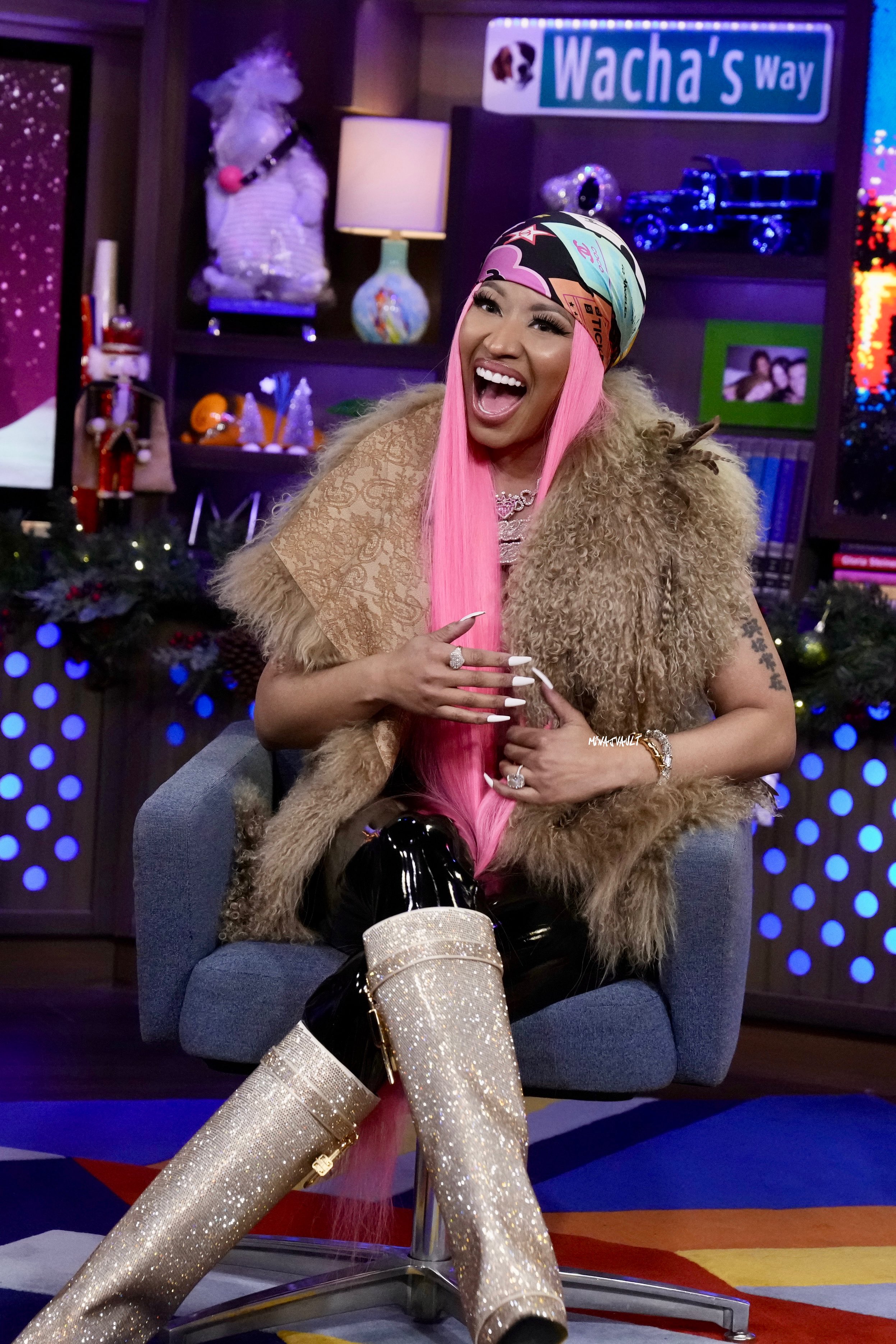 Cardi B choque Internet en recréant la pose emblématique de Nicki Minaj dans « High School » — Est-ce une nuance ou un hommage ?
