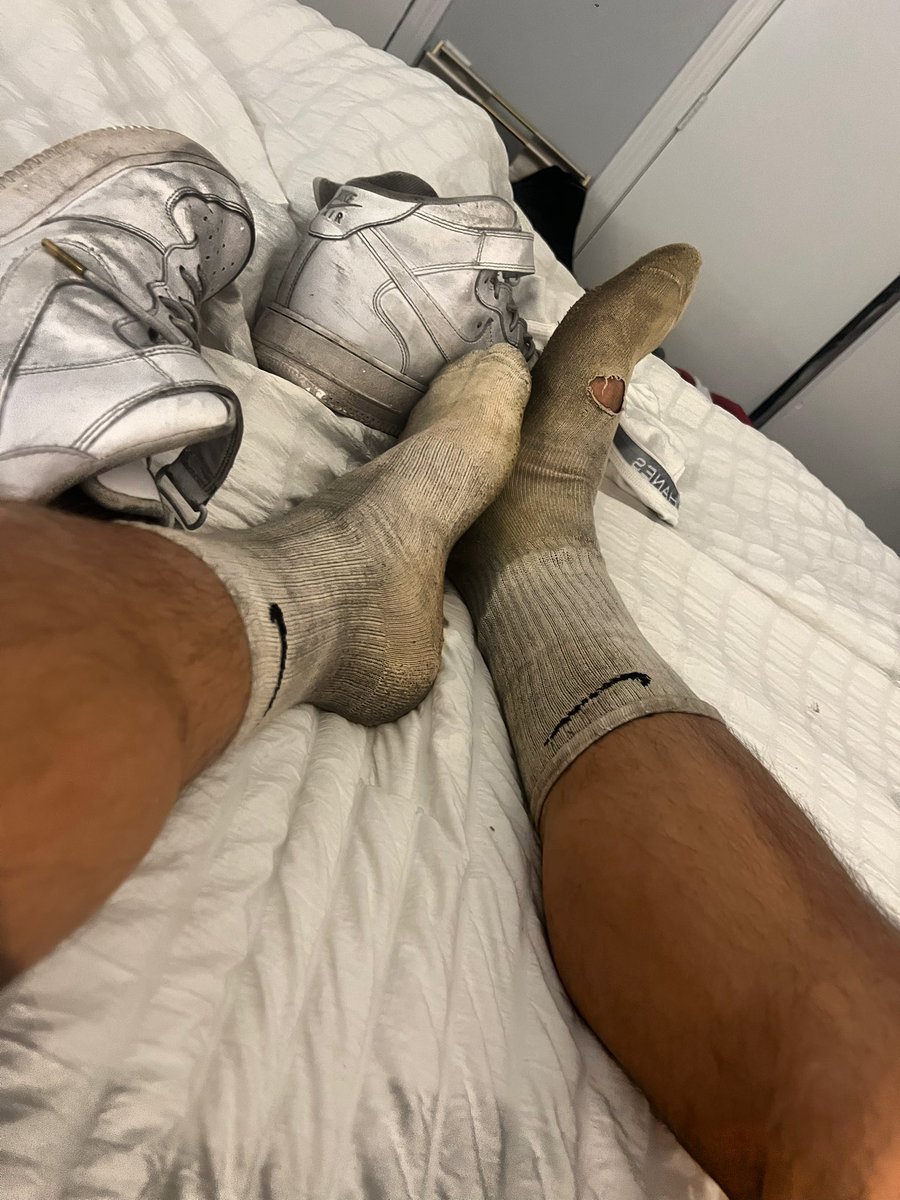 My socks are so sweaty AF and the stink is unbearable ... ☠️😷