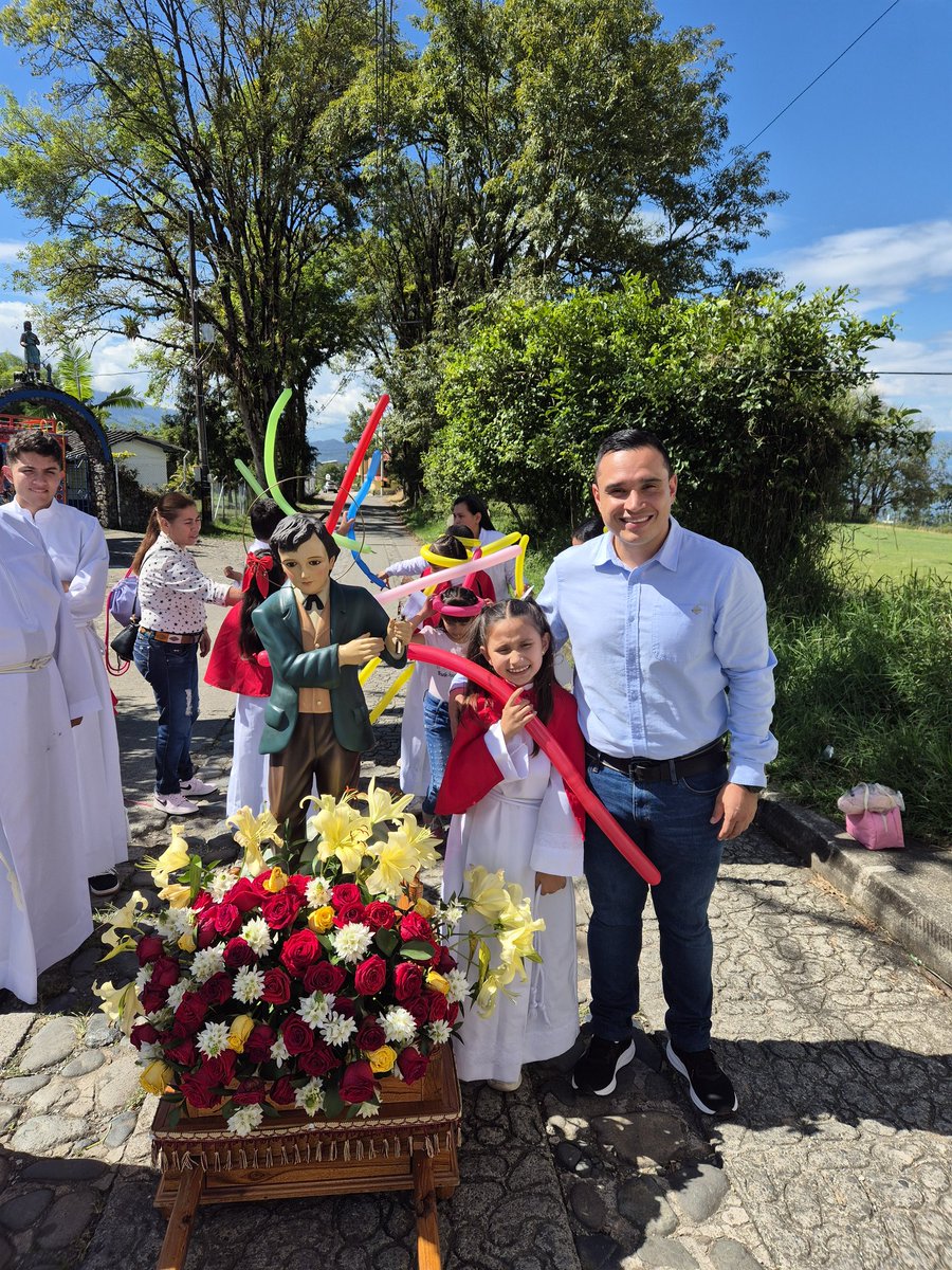 SebasMoncadaP's tweet photo. Acompañando a María Clara en su encuentro vicarial de monaguillos. Que su fe crezca cada día más. ♥️🙏 https://t.co/Q5vPtZdrtF