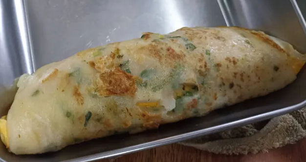 今天天气晴，我想要吃蛋饼~
好久没吃，没去台湾就直接自己做了！好吃！！！！！