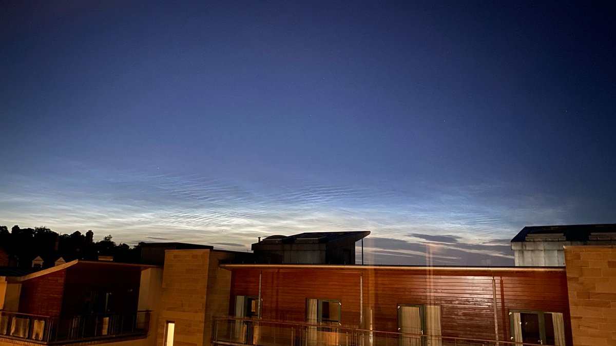 VirtualAstro's tweet image. Back at the hotel after a wonderful Night Sky Show to be greeted by a wonderful noctilucent cloud display out of my hotel room window.
Fabulous!