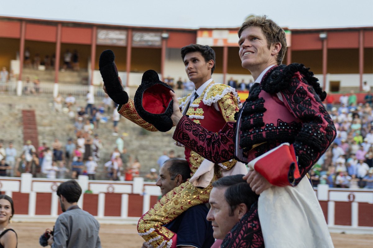 📸📸// ¡𝗟𝗔 𝗙𝗢𝗧𝗢 𝗗𝗘𝗟 𝗗𝗜́𝗔!

💥 Doble puerta grande en Zamora. Borja Jiménez y Manuel Diosleguarde a hombros en una tarde de emociones en Zamora.