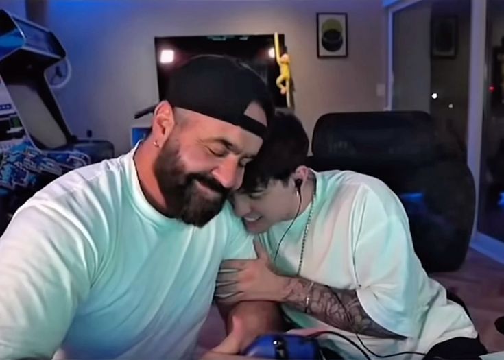 Un inmenso abrazo al mejor  streamer/YouTuber/cantante, te sigo hace 9 años y desde el primer momento me alegraste la vida, inspiras mucha fuerza y bondad a muchas personas, solo quería agradecerte por hacerme feliz y a todos nosotros y también al queridísimo Tatatito.<a href="/Robleis01/">Robleis</a>