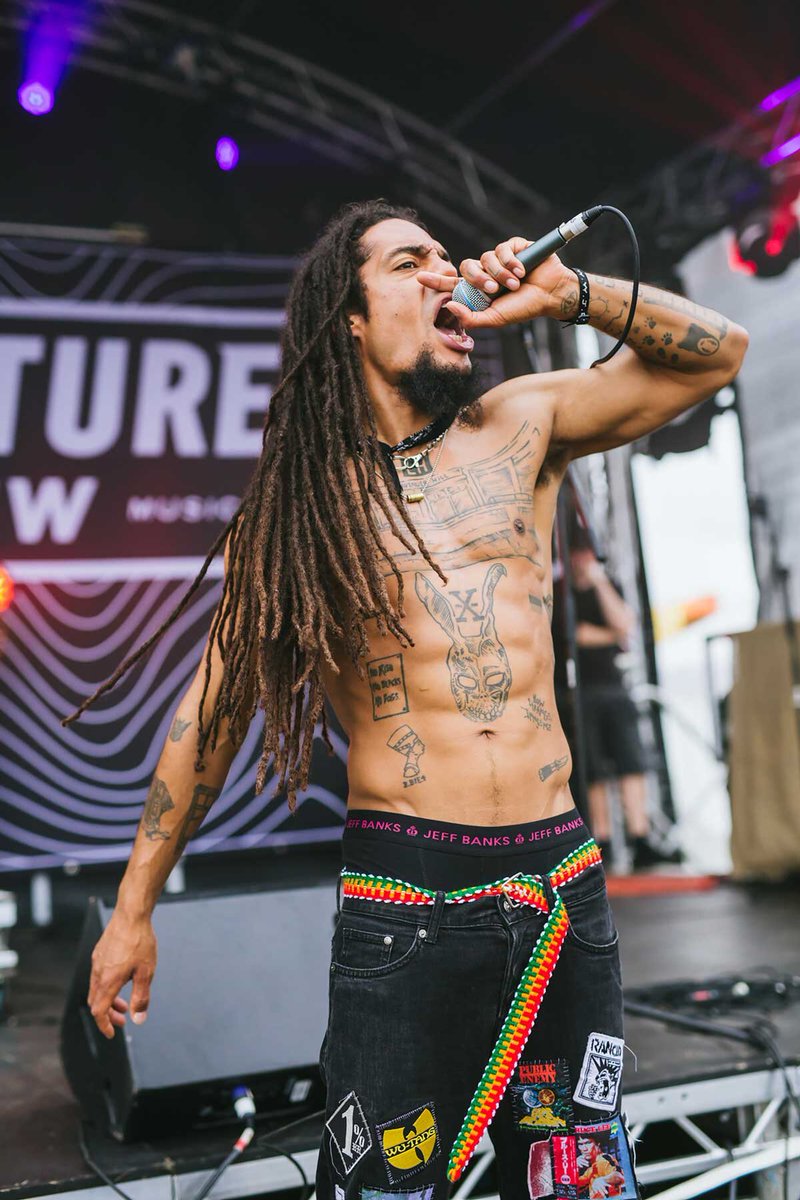 AuraMoner's tweet photo. Després l’actuació en el festival de Glastonbury de Bob Vylan, un duo punk/rap, cridant a matar soldats israelians, la policia ha emès un comunicat dient que ho investigarà.

Per altra banda, la ministre de Cultura ha demanat explicacions a la BCC per la retransmissió. https://t.co/JXs8uGFPyF