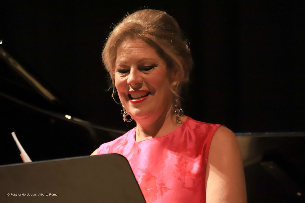 𝗘𝗡 𝗗𝗜𝗥𝗘𝗖𝗧𝗢 | Los amantes de la ópera han tenido la oportunidad de deleitarse con la soprano Sondra Radvanovsky, artista mundialmente reconocida, que ha estado acompañada por el prestigioso pianista Anthony Manoli para presentar ‘From loss to love’ (1)