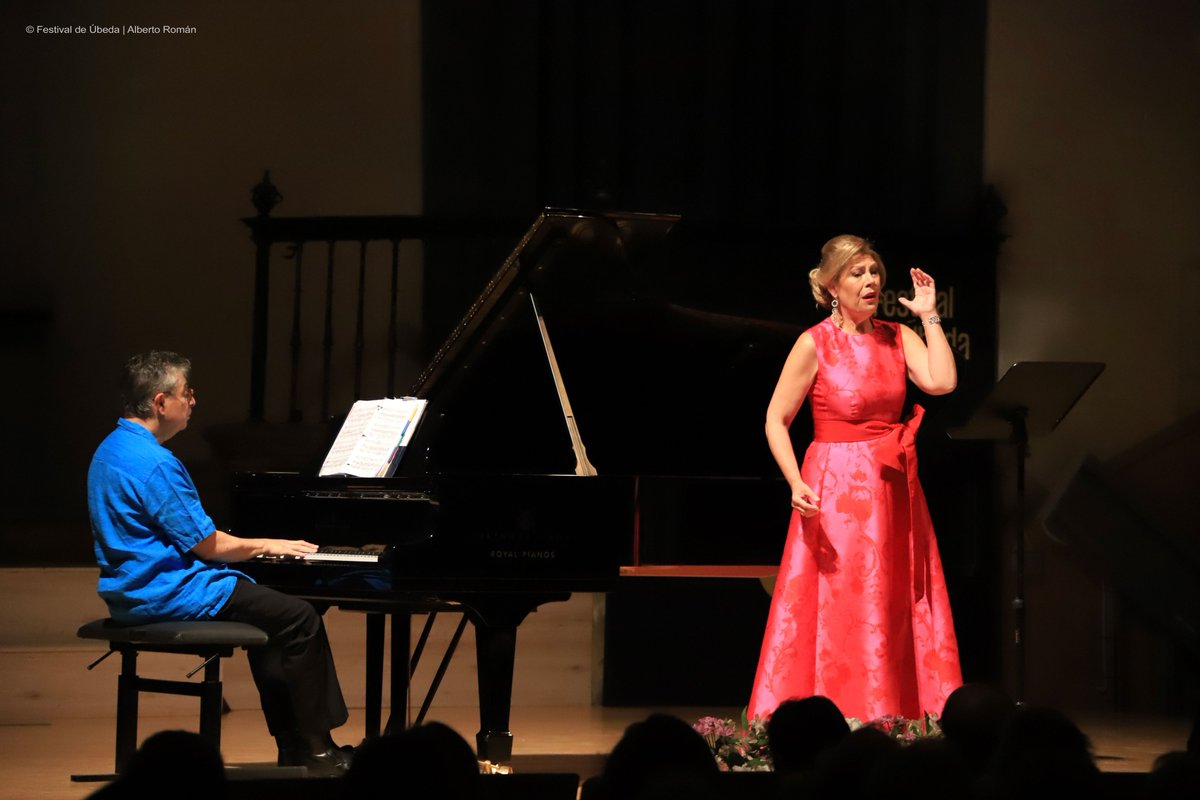 𝗘𝗡 𝗗𝗜𝗥𝗘𝗖𝗧𝗢 | Los amantes de la ópera han tenido la oportunidad de deleitarse con la soprano Sondra Radvanovsky, artista mundialmente reconocida, que ha estado acompañada por el prestigioso pianista Anthony Manoli para presentar ‘From loss to love’ (2)