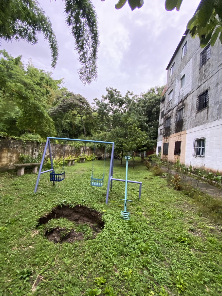 nortru1997's tweet photo. Necesitamos apoyo de protección civil y Alcaldia de SS en condominio Metropolis Av Jose Matias Col Libertad ya que se nos formado una cárcava que colinda con quebrada @alcaldia_ss @nayibbukele @PROCIVILSV https://t.co/CVyu5mL36H