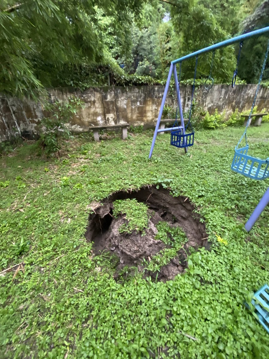 nortru1997's tweet photo. Necesitamos apoyo de protección civil y Alcaldia de SS en condominio Metropolis Av Jose Matias Col Libertad ya que se nos formado una cárcava que colinda con quebrada @alcaldia_ss @nayibbukele @PROCIVILSV https://t.co/CVyu5mL36H