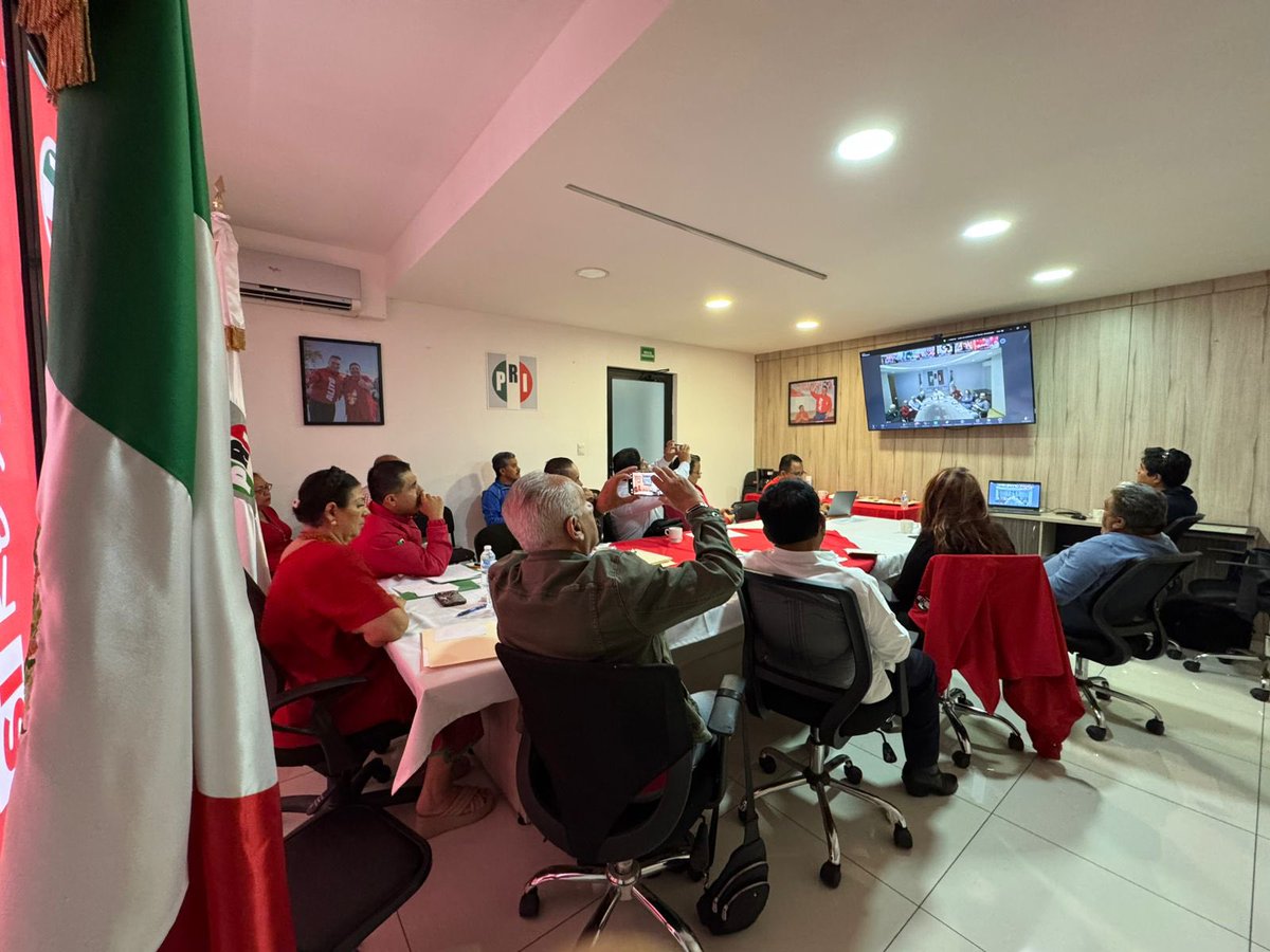 PRIOaxaca_'s tweet photo. Presidente @alitomorenoc, en Oaxaca atendimos con firmeza su convocatoria y compartimos con orgullo los resultados del segundo trimestre de 2025. ¡Seguimos caminando el territorio, fortaleciendo la estructura y rindiendo cuentas con trabajo y resultados!
Aquí el PRI está listo. https://t.co/2bEfLBYxKk
