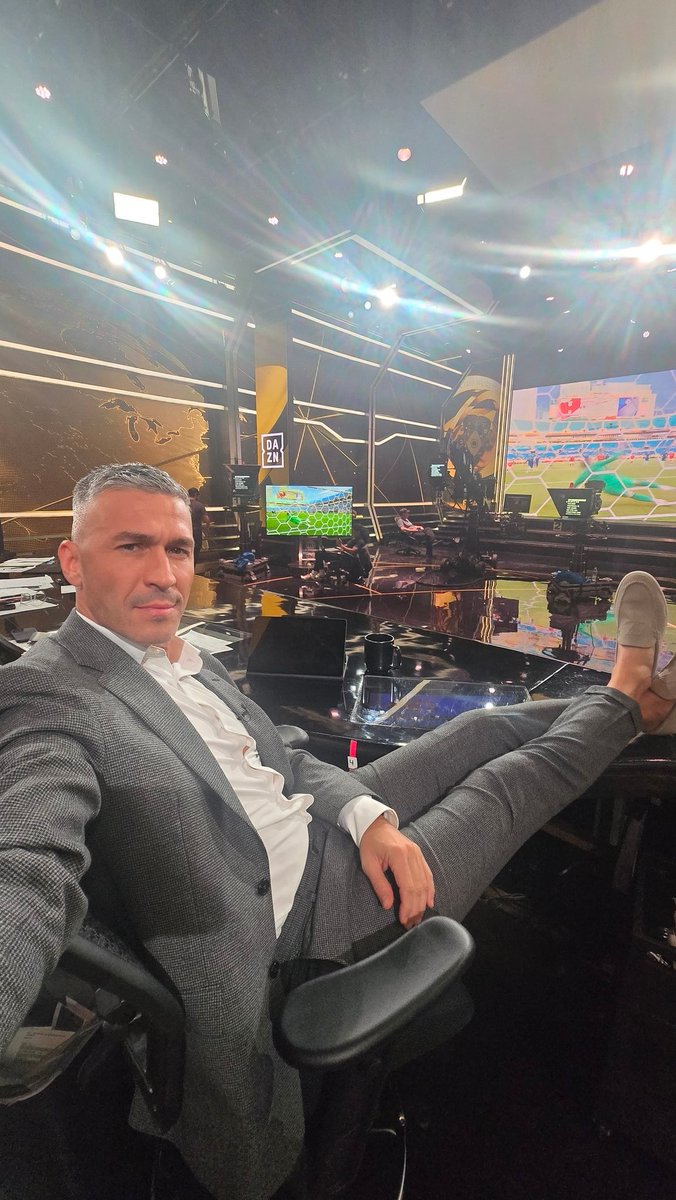 We go extra time after 1h weather delay... loving it here !!